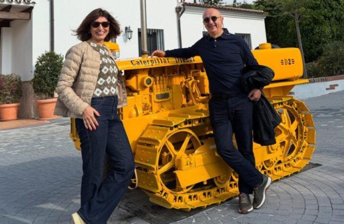 Devasa iş makinelerinin tepesindeki kadınlar!