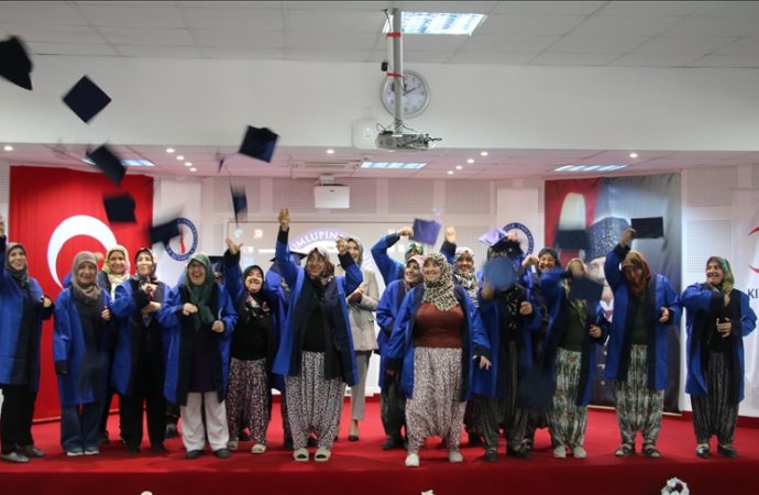 ‘Kadın Üniversitesi’ ilk mezunlarını verdi