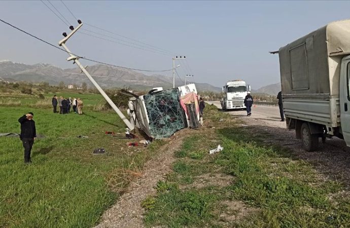 Van’da yolcu otobüsü devrildi, 28 yaralı