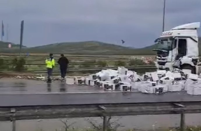 Gaziantep’te çikolata yüklü TIR’ın dorsesi devrildi