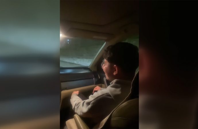 Öğrenciler otostop yaptı, otomobilin sürücüsü rektör çıktı
