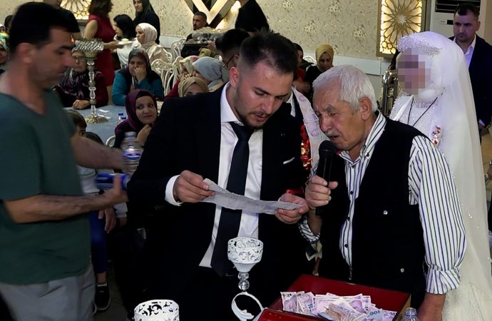 Davetli gibi gittiği iki düğünde pastasını yedi, gelin ve damada su ikram etti, takıları çaldı kaçtı