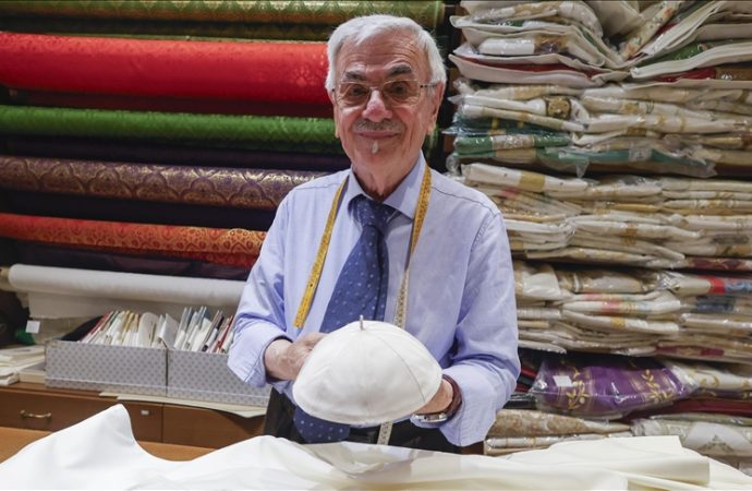 Bu terzinin derdi başka: Yeni Papa cübbesini beğenecek mi