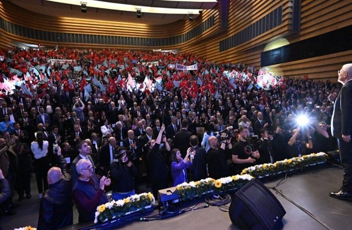 Dervişoğlu süreci eleştirmeye devam ediyor: Senaryonun devam filmi vizyonda, figüranları ise sahnede