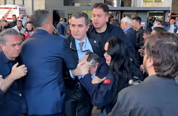 CHP Genel Başkanı Özel, Önder’i anma töreninin ardından yumruklu saldırıya uğradı