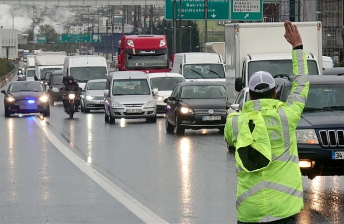 Bir kısım sürücünün çakarlı araç sevdası bitmiyor