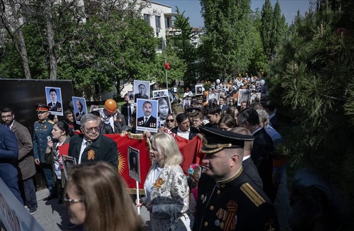 Rus elçiliğinde “Ölümsüz Alay” yürüyüşü düzenlendi