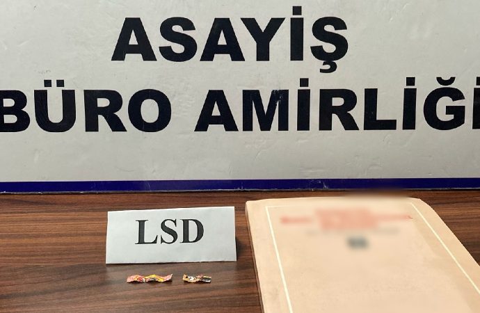 Uyuşturucuyu kitabın arasına koyup postalıyordu