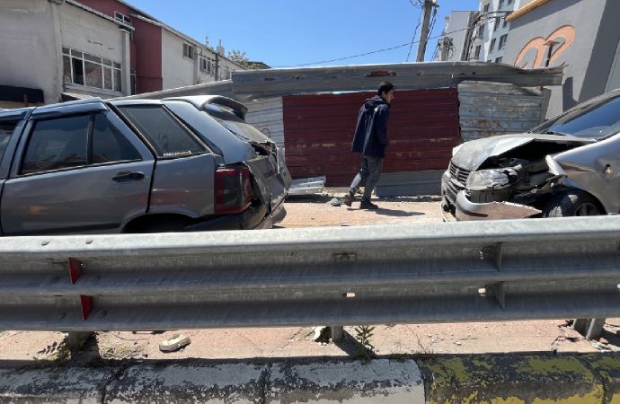 Kırmızı ışıkta bekleyen otomobile çarptı: İkisi çocuk beş yaralı