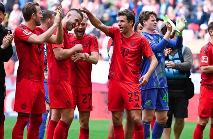Bayern Münih maç yaptığı cumartesi günü şampiyon olamadı, evinde otururken dün oldu