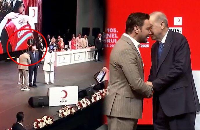 Sinan Akçıl, Erdoğan’ın elini öptü sonra da şarkı söyledi