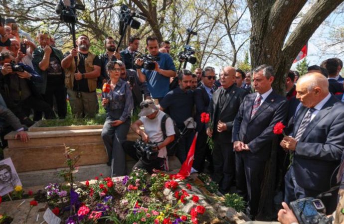 Özgür Özel idamlarının yıldönümünde andı: Gezmiş, İnan ve Aslan’ın mezarlarını ziyaret etti