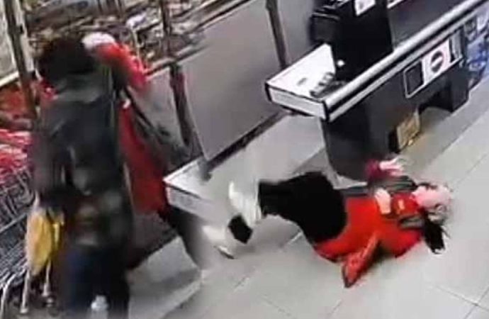 Zincir markette tartıştığı kasiyeri dövdü