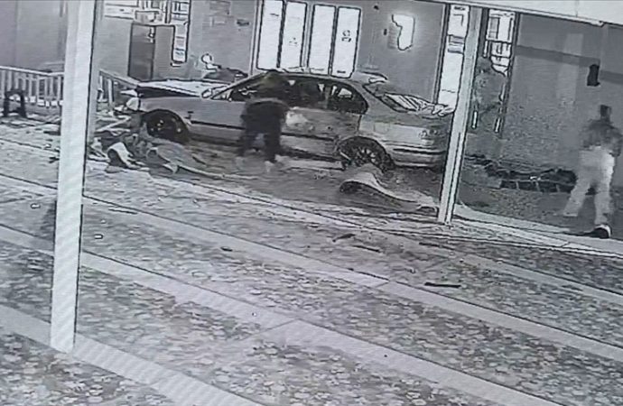 Otomobil kontrolden çıktı, camiye girdi