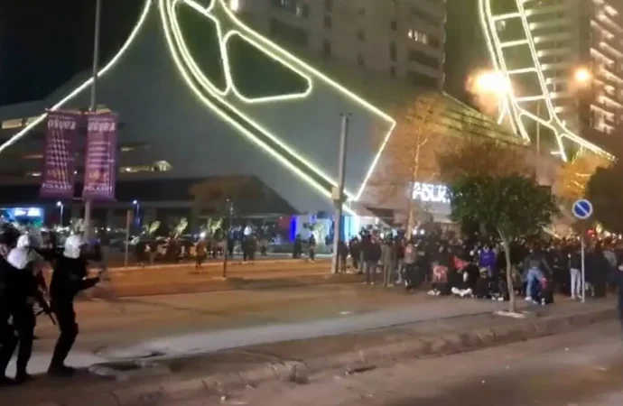 Duvara ‘boykot’ yazıp tutuklanmışlardı: İki öğrenci tahliye edildi