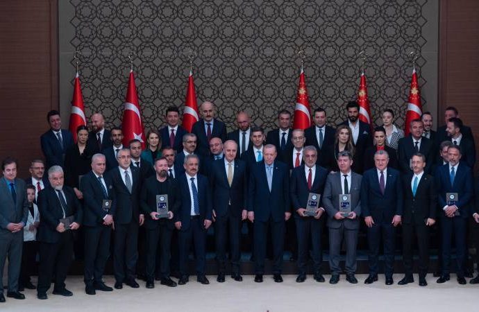 Erdoğan ‘eskiye rağbet yok’ dedi,  Yeni Şafak’la Yeni Akit’e ödül verdi