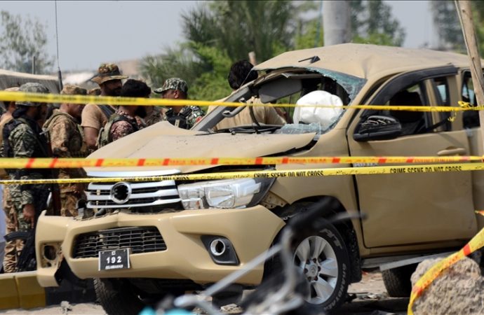 Pakistan’da güvenlik güçlerinin aracına saldırı: Yedi  asker öldü
