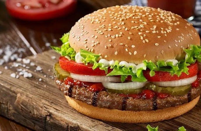 Burger King’e dava: Hamburgerleri olduğundan büyük gösteriyor