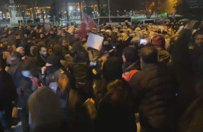 Bu da oldu: ‘Cumhurbaşkanı aleyhine slogan atanların yanında bulunmak’ suç sayıldı