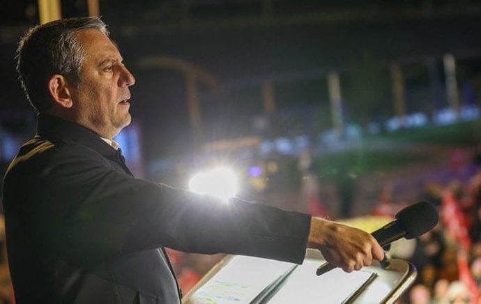 Özgür Özel’den Beyazıt’ta ‘diploma’ çıkışı: Diplomasız Erdoğan!