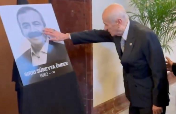 Devlet Bahçeli taziye töreninde Sırrı Süreyya Önder’in fotoğrafını eliyle sevdi!