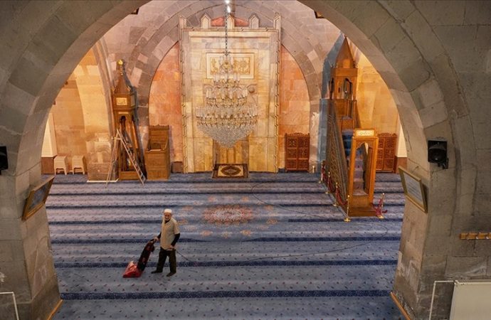 Yedi yıldır gönüllü olarak tarihi Ulu Cami’yi temizliyor