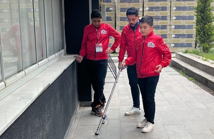 Görme engelli öğrenci arkadaşları için ‘akıllı baston’ tasarladılar