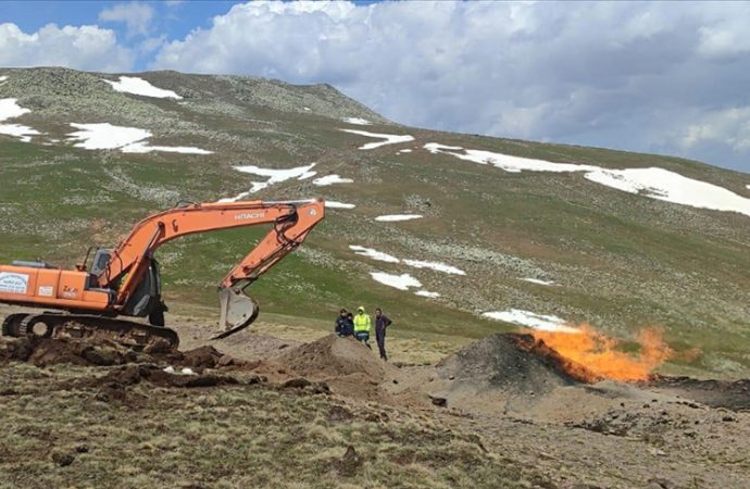 Doğal gaz boru hattına yıldırım düştü, yangın çıktı
