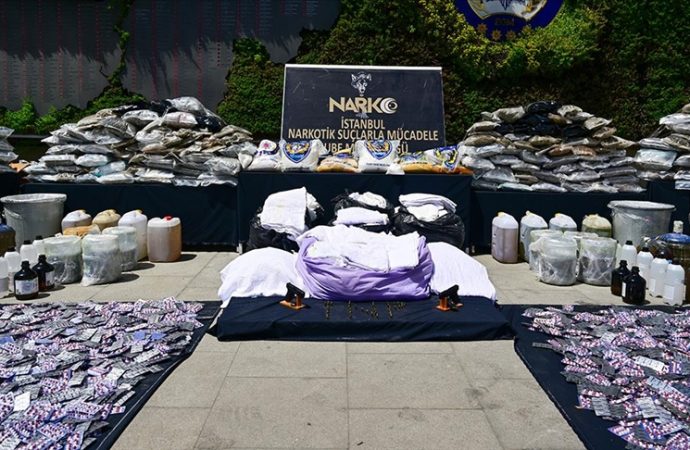 İstanbul’da 1 ton 52 kilo 380 gram uyuşturucu ele geçirildi