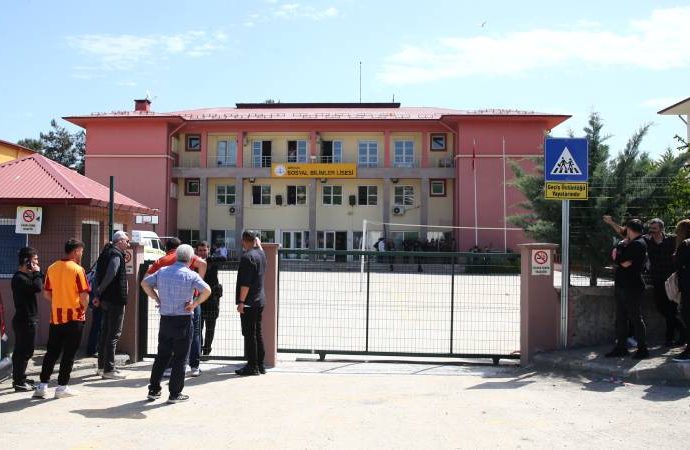 Lise güvenlik görevlisi okulda iki kız kardeşi öldürdü