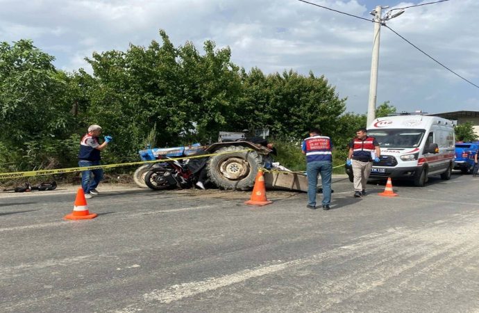 Traktörle motosiklet çarpıştı, ikisi üniversite öğrencisi üç kişi öldü