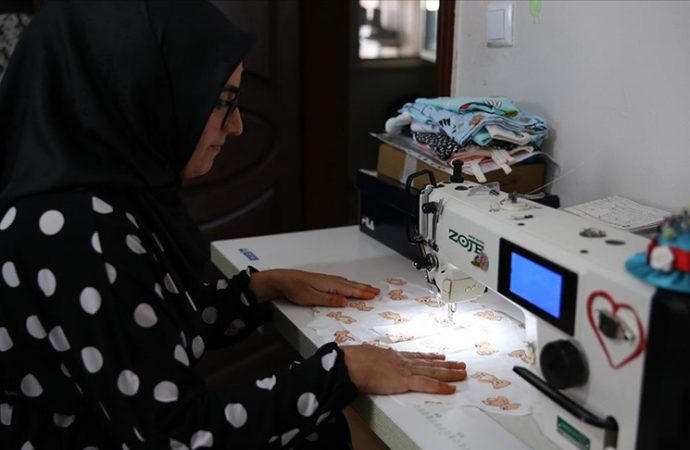 Özel gereksinimli oğluna uygun elbise bulamayınca kendisi üretici oldu