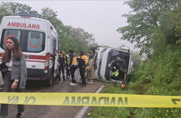 Öğrenci otobüsüyle otomobil çarpıştı: 18 yaralı