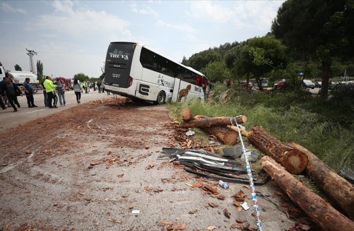 Katliam gibi: Yolcu otobüsü, kamyon ve otomobil çarpıştı, sekiz kişi öldü, 20 yaralı var