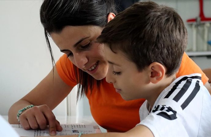 Depremde oğlu ona hayat oldu, o da şimdi hem annelik hem babalık yapıyor