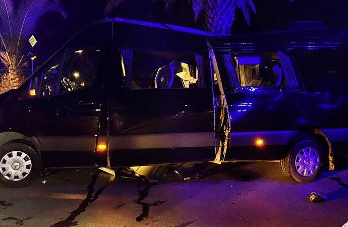 Antalya’da tur minibüsüyle otomobil çarpıştı: İki ölü, yedi yaralı