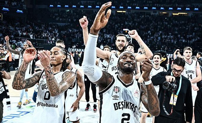 Potadaki derbide Beşiktaş Fibabanka, Fenerbahçe Beko’yu devirdi!