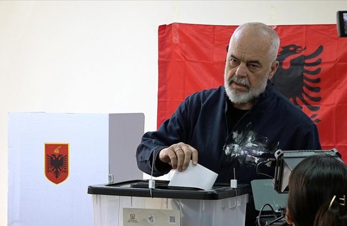 Arnavutluk’ta seçimi Başbakan Rama’nın partisi kazandı