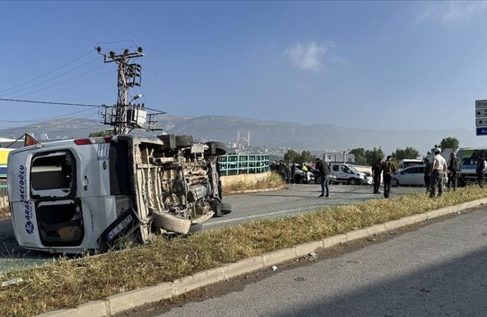 İşçi servisiyle otomobil çarpıştı; 12 yaralı var