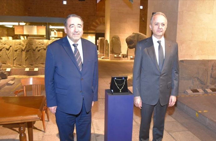Moche kültürüne ait kolye Peru’ya iade edildi
