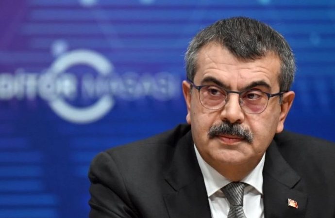 Eğitim Bakanı 4+4+4’ü eksiltme alıştırmasında: ‘Yeniliklere ayak uydurmalıyız’ dedi, anket başlatıldı