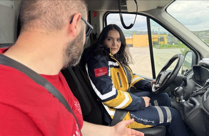 Kadın sağlıkçılar acil ambulans sürücülüğü eğitiminde