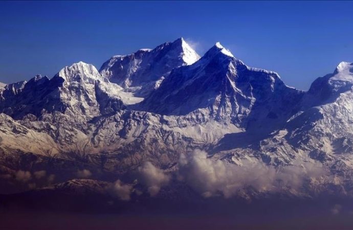 Everest’te şiddetli rüzgar zirve rekorunu engelledi