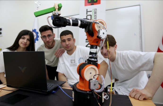 Vanlı öğrenciler robot kol projesi yaptı, 42 ülkenin katıldığı yarışmada birinci oldu
