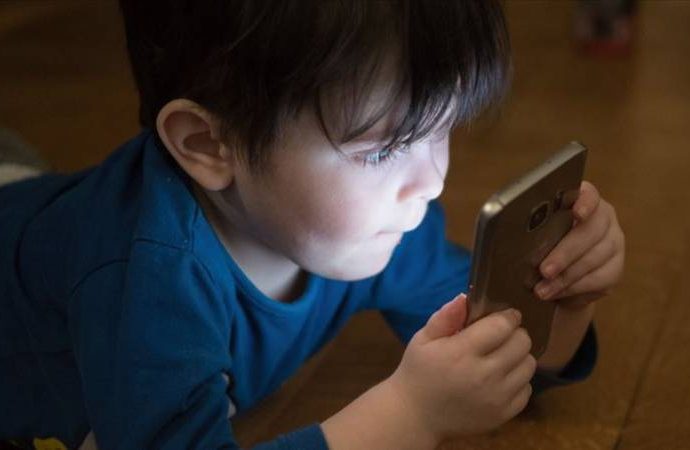 Türkiye’nin büyük derdi: Küçük çocuklar telefondan uzak kalamıyor