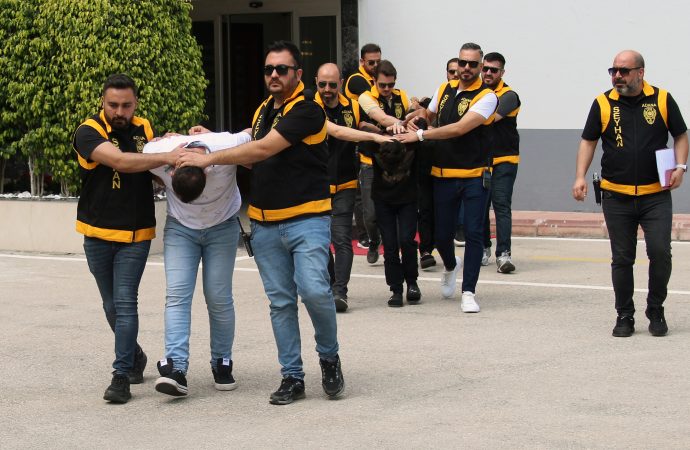 İş insanını sevgili tuzağıyla dövüp parasını gasp ettiler