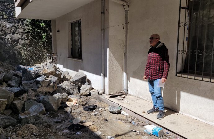 İstinat duvarı çöktü, daire sahipleriyle müteahhit mahkemelik oldu