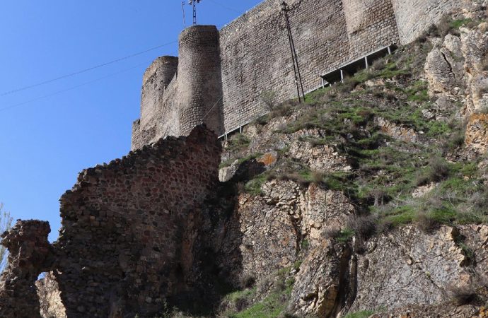 2500 yıllık Urartu kalesi parça parça yıkılıyor, restorasyon şart