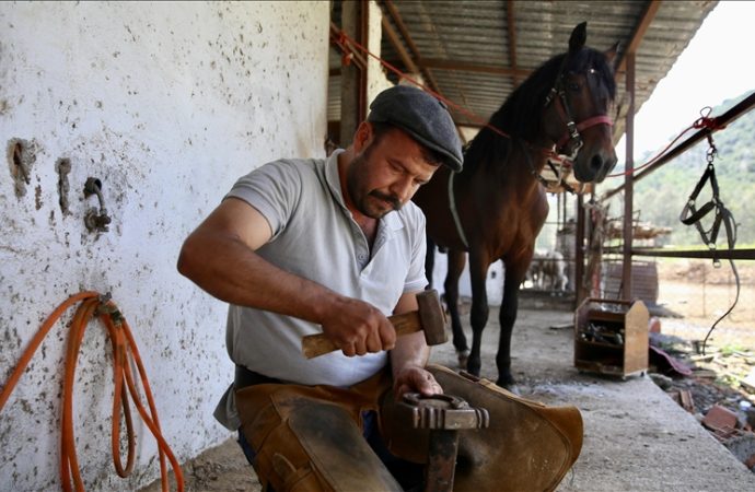 Atlarını nallatamayan ambulans şoförü kendisi nalbant oldu