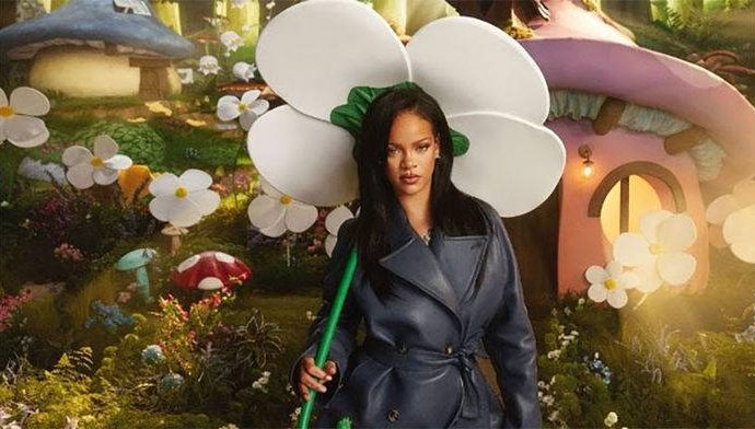 Rihanna üçüncü bebek öncesi ‘Şirinler’le geri döndü